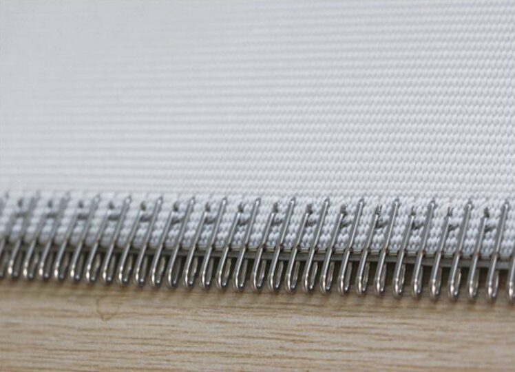 Reed beating up the weft on the loom