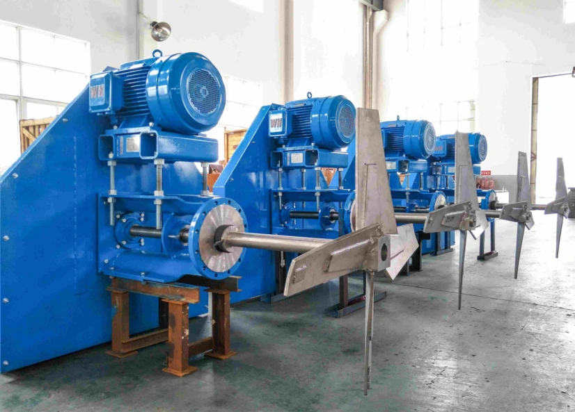 Агитаторы с боковым входом на производственном объекте