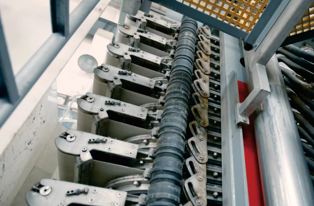 Vertical filter press's compact structure