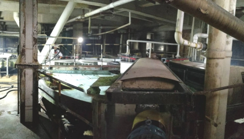 Filtro de vacío de mesa rotativa de 45 m² en planta de procesamiento industrial