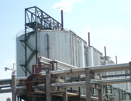 Instalación industrial con espesador de cono profundo para separación sólido-líquido