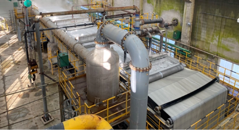 Usine de Filtration Industrielle avec Équipement de Filtrage sous Vide et Système de Tuyauterie