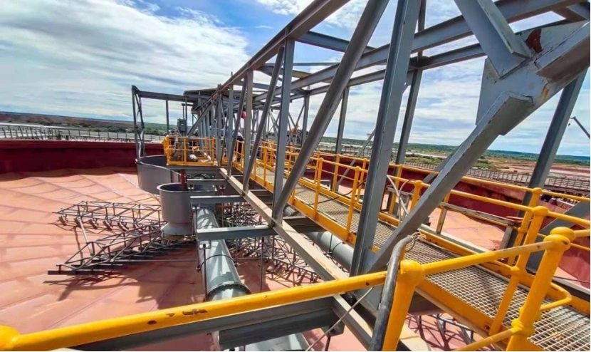 Structure d'épaississeur industriel dans une usine de traitement des minéraux pour la séparation solide-liquide