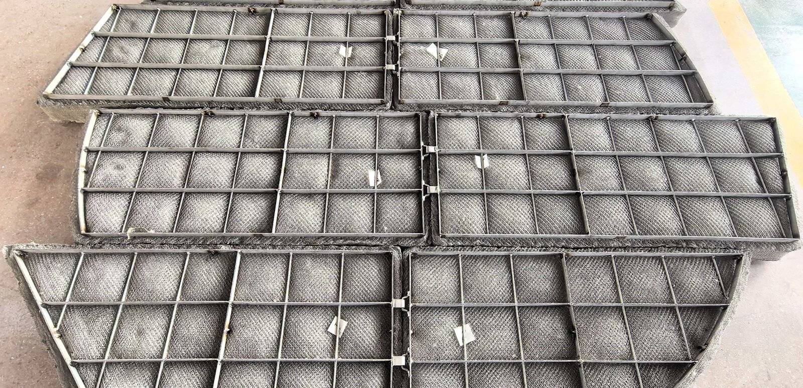 Drawer type wire mesh demister sections laid out for tower-free maintenance
