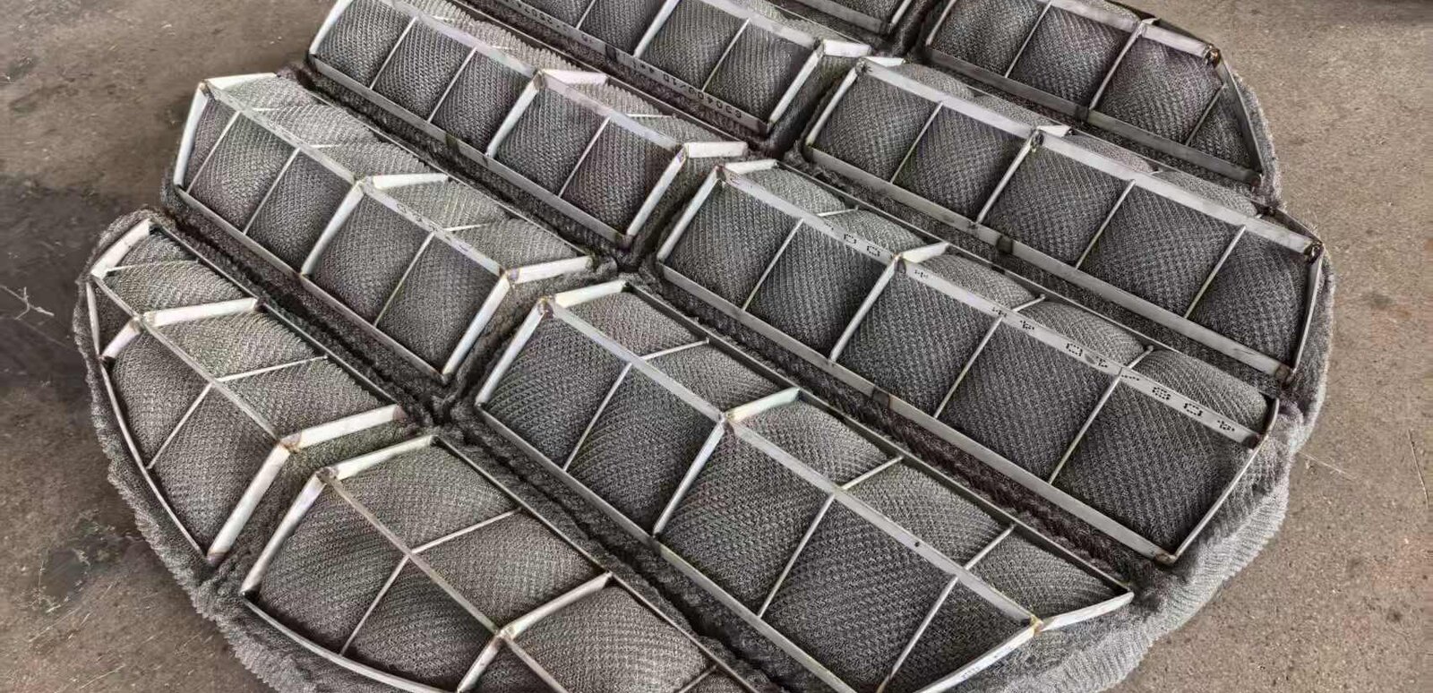 V type wire mesh demister with angled dual-layer mesh panels